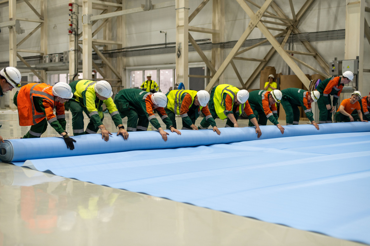 Каждый на своем месте: раскатка полотна