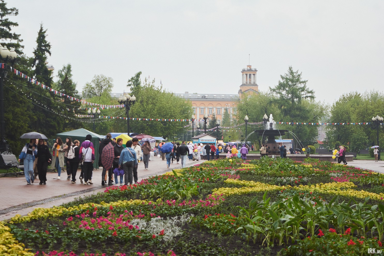 В сквере Кирова было людно несмотря на непогоду.