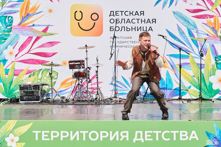 Артисты Иркутского музыкального театра им. Н.М. Загурского перевоплощались в сказочных персонажей.