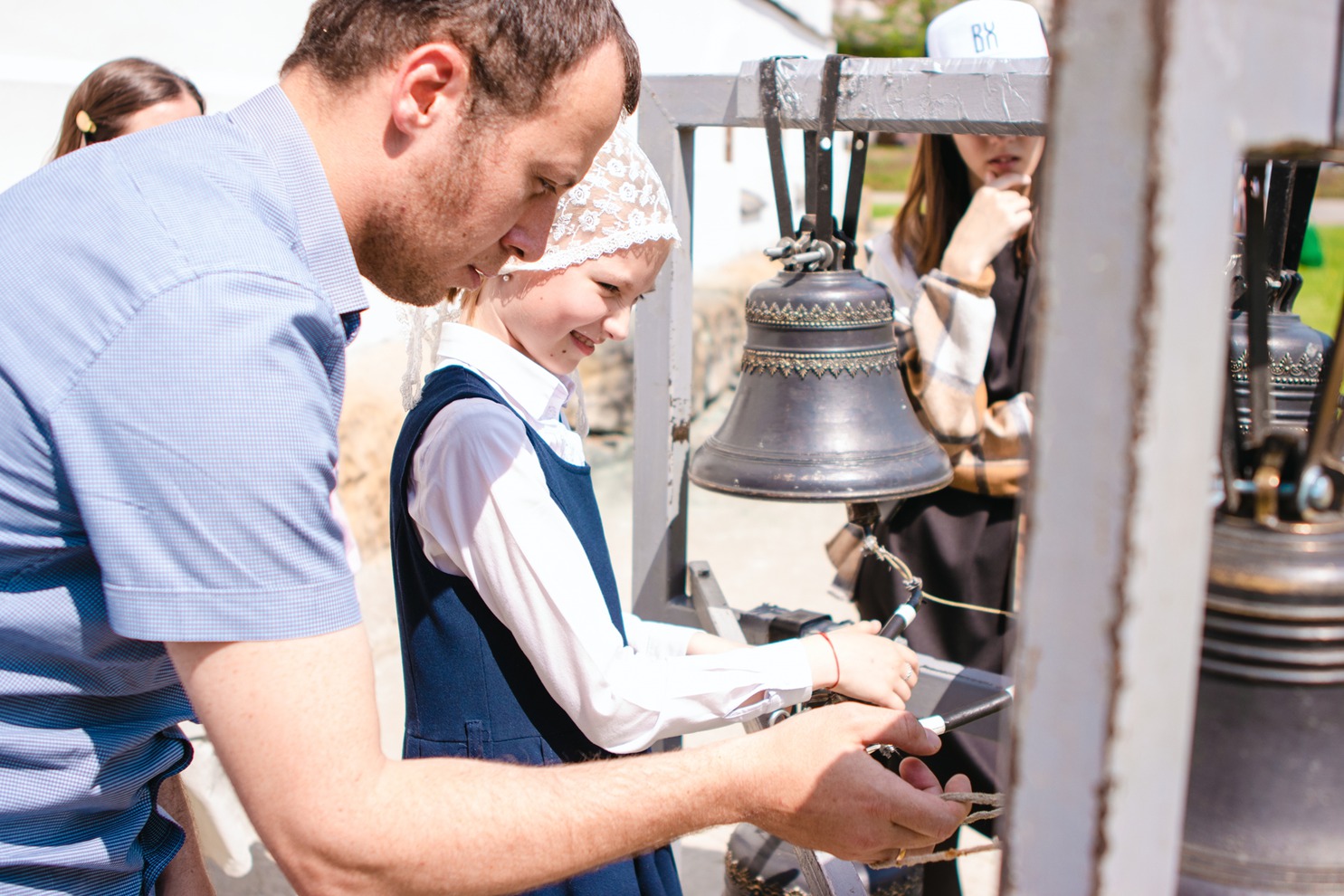 Желающим показали, как управляться с переносной звонницей.