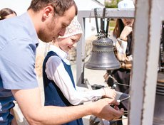 Желающим показали, как управляться с переносной звонницей.