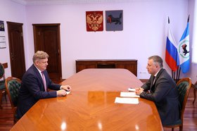Анатолий Серышев, Игорь Кобзев. Фото пресс-службы правительства Иркутской области