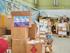 Продукты и вещи в гуманитарный центр присылают со всей Иркутской области.
