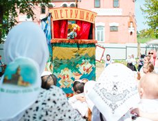 Театр кукол «Диво» показал спектакль «Представление петрушки».