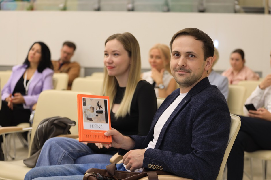 Активным участникам дарили книгу, написанную искусственным интеллектом