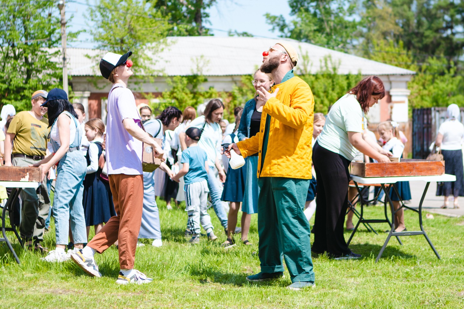 После литургии на территории храма прошла программа с кукольным представлением, играми и мастер-классами.