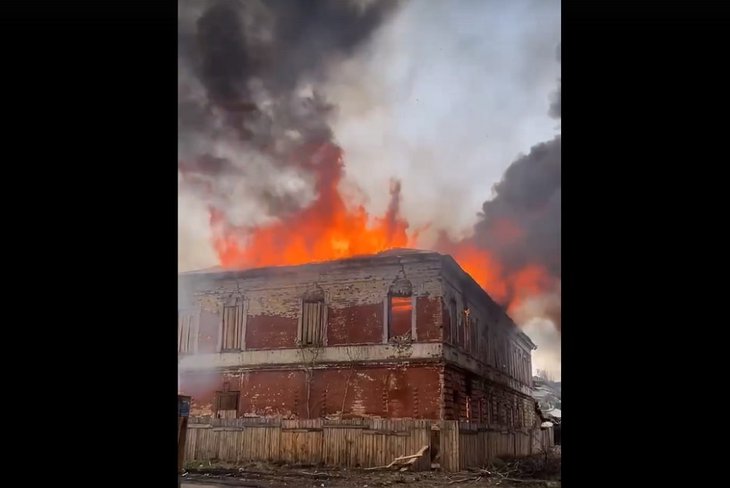 Пожар на Каштаковской. Скриншот видео ГУ МЧС России по Иркутской области
