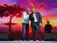 Музыканты пригласили губернатора Игоря Кобзева на сцену, чтобы исполнить хором с пришедшими на концерт песню «Там, где клён шумит».