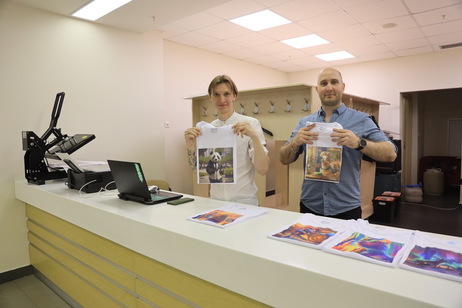 Прошедшим все локации вручали футболки с принтом, созданным нейросетью Кандинский 2.1 – еще одной разработкой Сбера