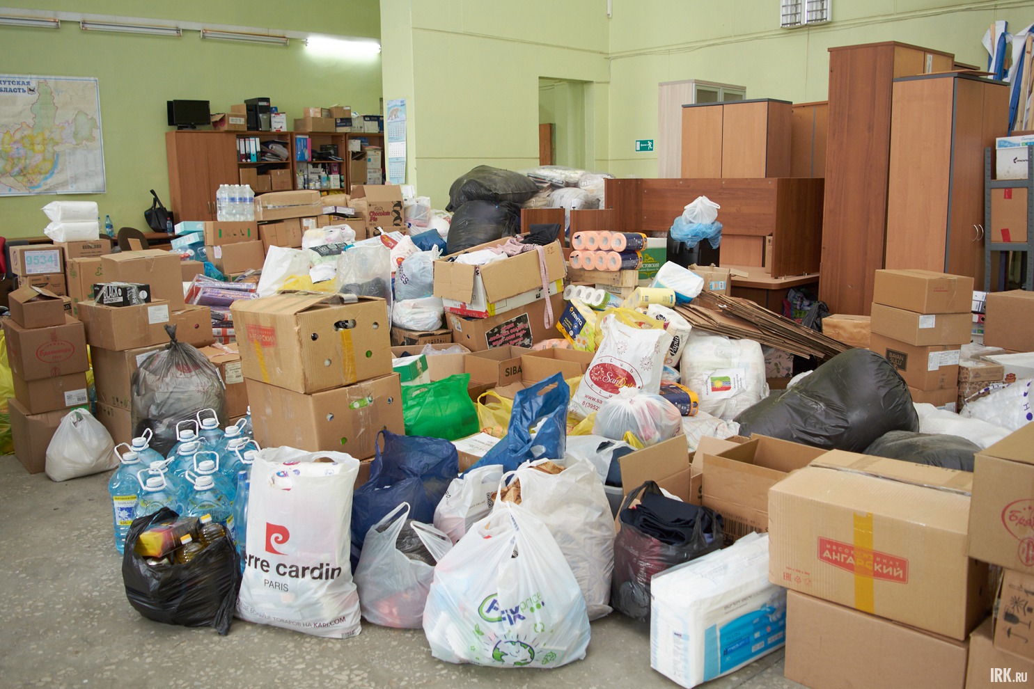 Сюда поступают продукты и вещи из разных точек региона.