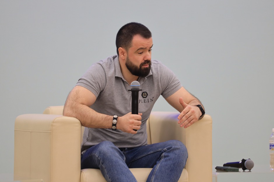 По словами Артема Мищенко,технологии ИИ  в его деятельности уже позволяют распознавать мусор и сортировать его