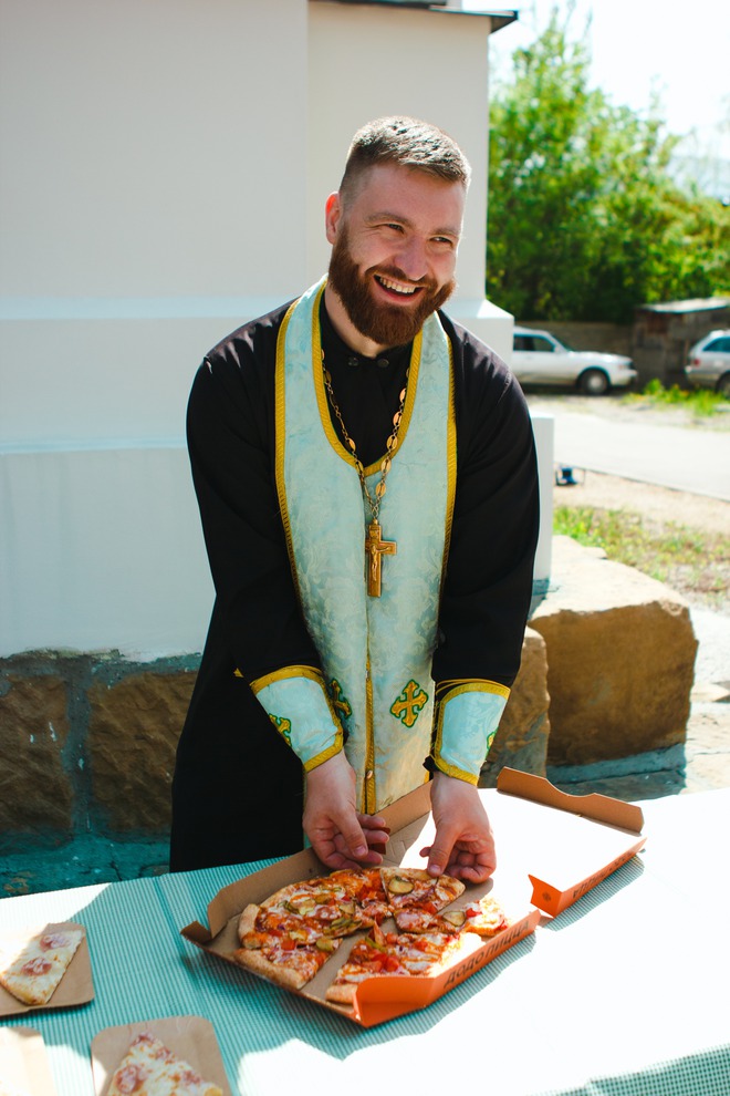 На празднике детей угостили пиццей.
