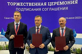 Михаил Хардиков, Игорь Кобзев, Александр Лаутин. Церемония подписания соглашения на ПМЭФ