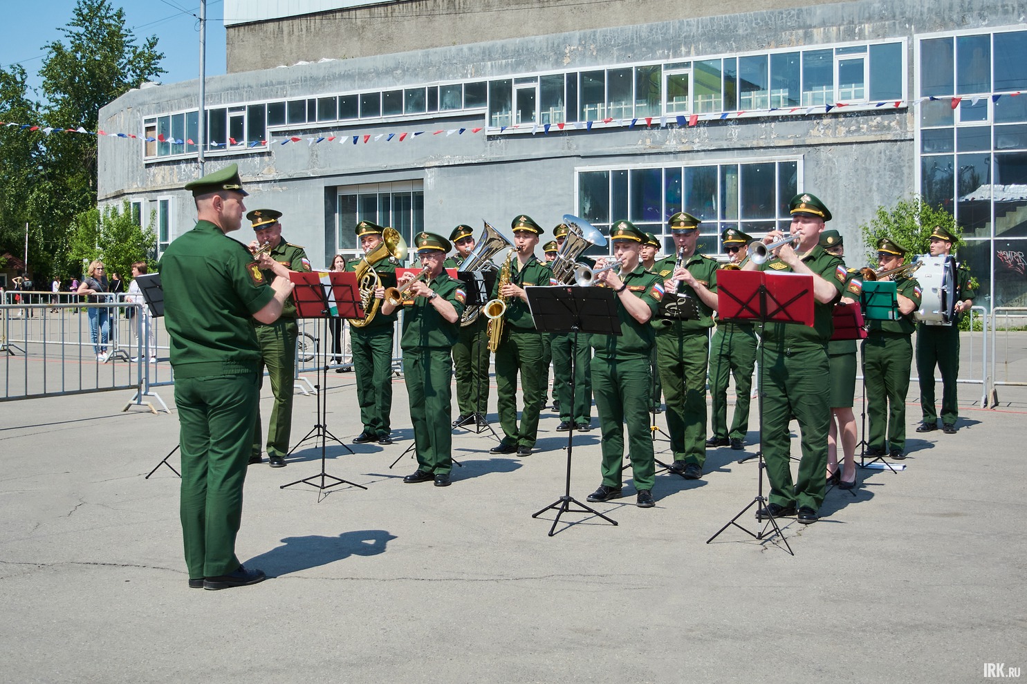 Играл духовой оркестр ГУ МЧС России по Иркутской области.