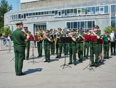 Играл духовой оркестр ГУ МЧС России по Иркутской области.