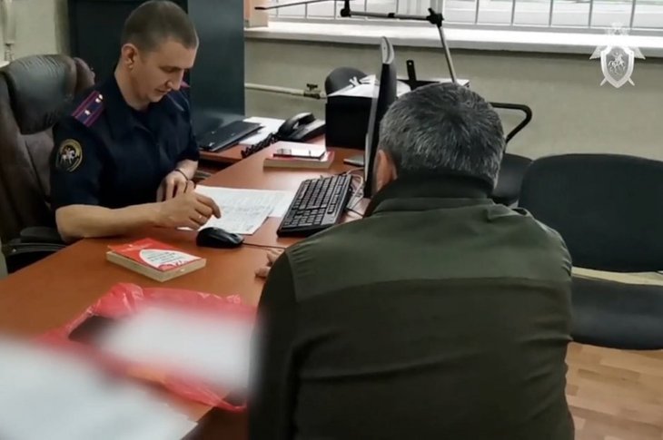 Следователи допрашивают предпринимателя. Скриншот видео СУ СК России по Иркутской области