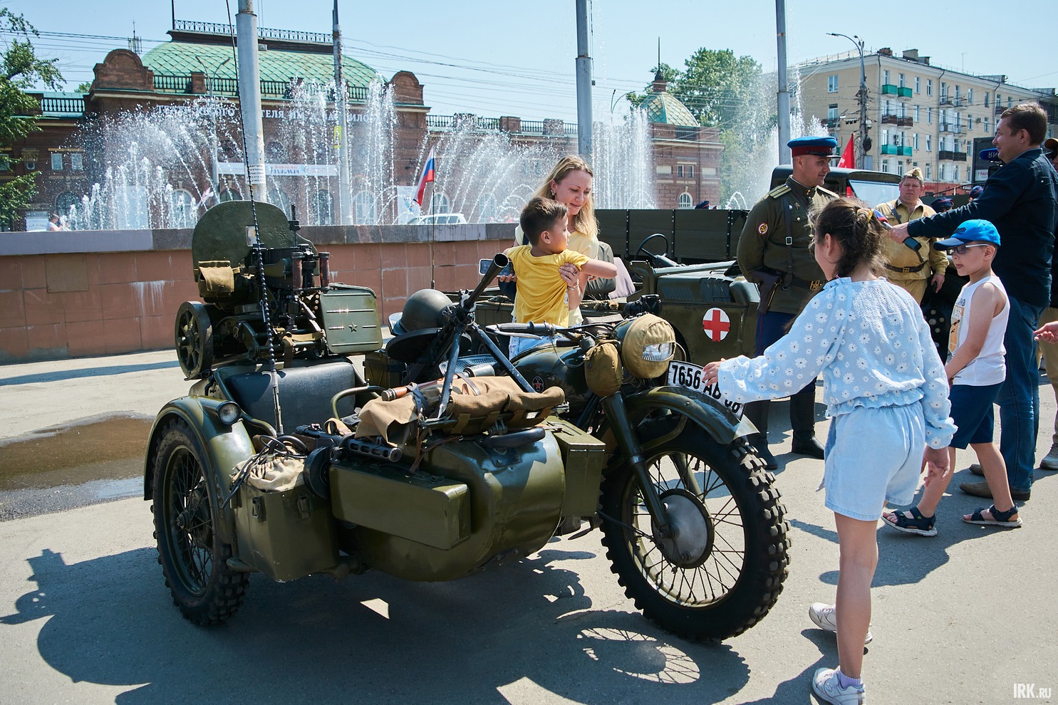 На площади была организована выставка автомобильной боевой техники.