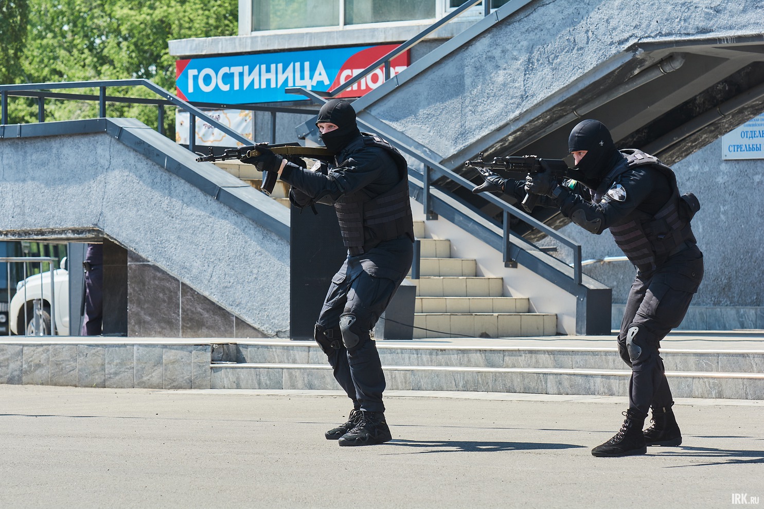 На площади у дворца спорта «Труд» прошли показательные выступления участников СВО (ОМОН Ангарска Управления Росгвардии по Иркутской области).