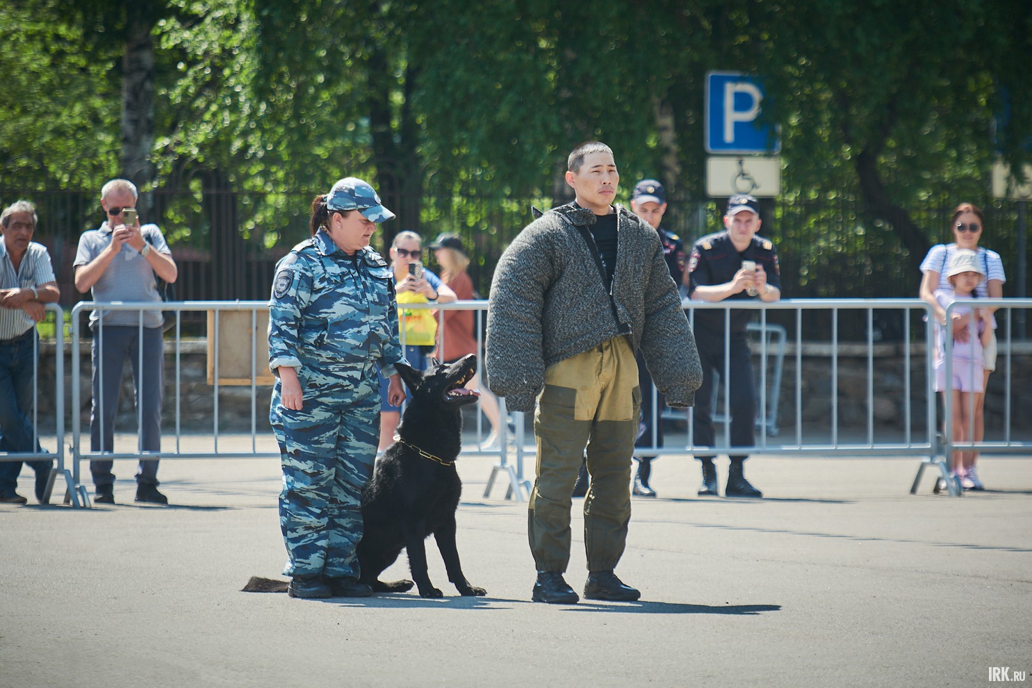 В показательных выступлениях приняли участие сотрудники центра кинологической службы ГУ МВД России по Иркутской области.