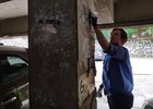 Волонтер убирает теги. Фото пресс-службы администрации Иркутска