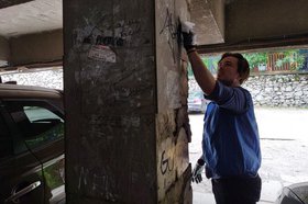 Волонтер убирает теги. Фото пресс-службы администрации Иркутска