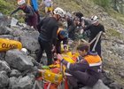 Спасатели эвакуируют туристку. Скриншот видео из телеграм-канала МЧС России