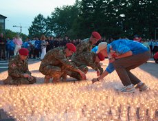 Волонтёры зажгли 10 тысяч свечей в память о погибших в годы Великой Отечественной войны.