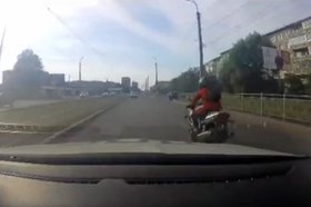 Погоня за мотоциклистом. Скриншот видео пресс-службы ГУ МВД России по Иркутской области