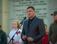 Руслан Болотов, мэр Иркутска: «Война коснулась каждой семьи. На фронт ушло 19 тысяч иркутян. Мужество и героизм сибиряков стали легендой. Пламя этих свечей — символ уважения к подвигу героев».