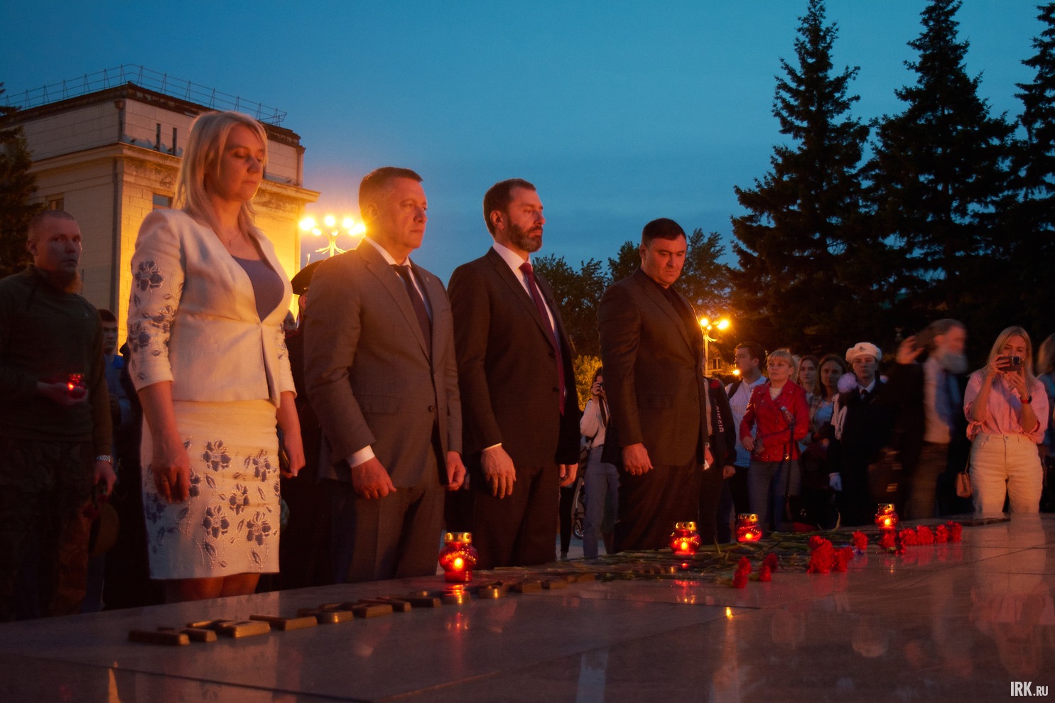 Завершился митинг возложением цветов к мемориалу «Вечный огонь Славы».