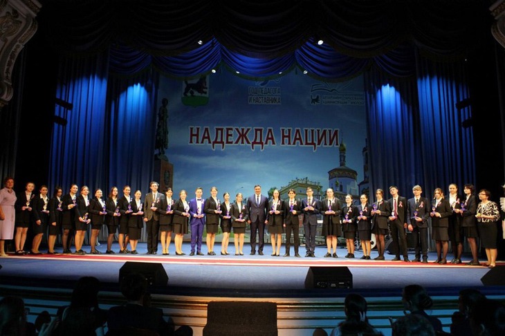 Награждение выпускников. Фото из телеграм-канала мэра Руслана Болотова