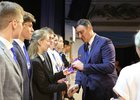 Награждение выпускников. Фото из телеграм-канала мэра Руслана Болотова