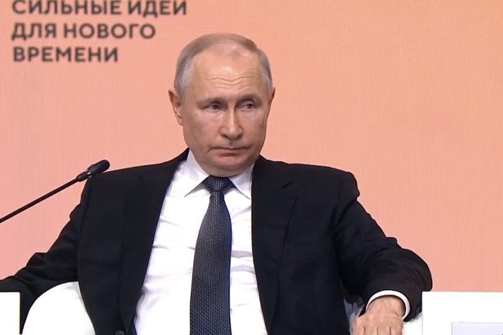 Владимир Путина на форуме «Сильные идеи для нового времени». Скриншот видеозаписи