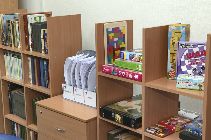 В учреждении есть мини-библиотека, техника и настольные игры. Фото пресс-службы отделения СФР по Иркутской области