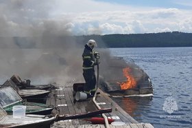Загоревшийся катер. Фото ГУ МЧС России по Иркутской области