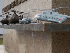 На «полке» размещены модели вертолётов, как бы оставленные юными будущими конструкторами.