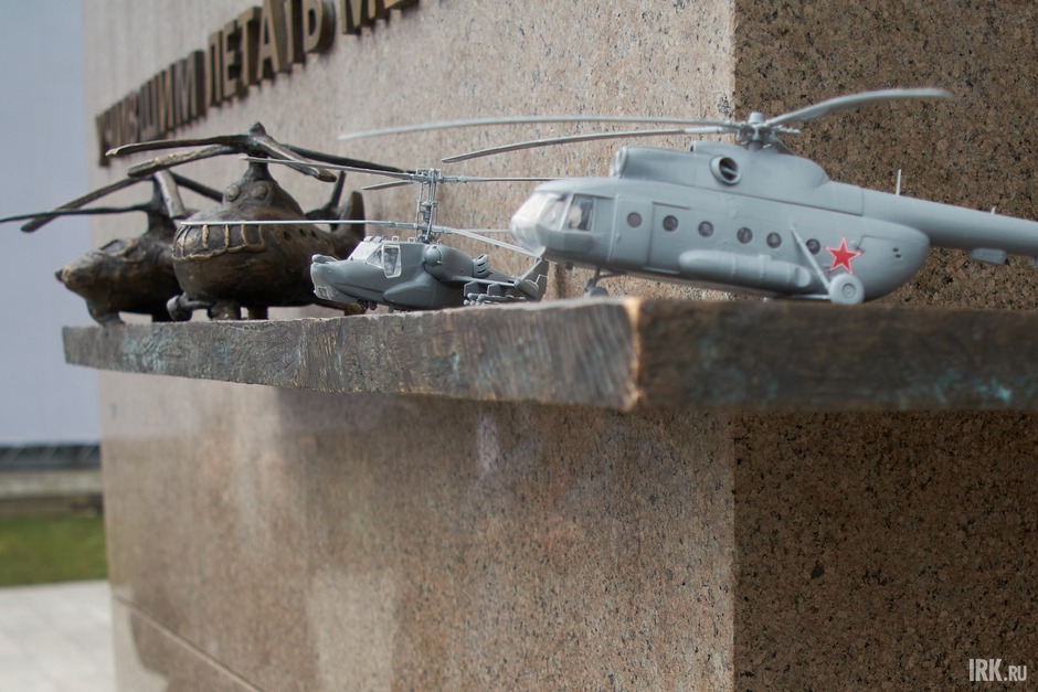 На «полке» размещены модели вертолётов, как бы оставленные юными будущими конструкторами.