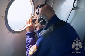 Спасатели осматривают берега Снежной и акваторию Байкала с вертолета. Скриншот видео ГУ МЧС России по Бурятии