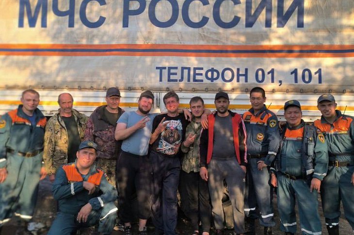 Пожарные и спасенные рыбаки. Фото пресс-службы ГУ МЧС России по Иркутской области