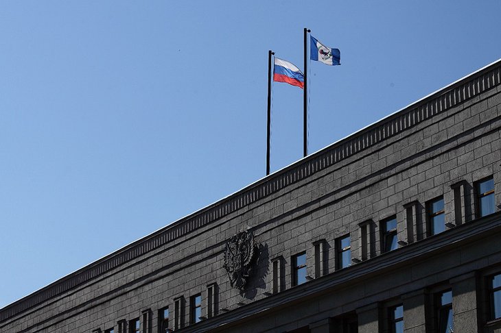 Флаги на здании правительства Иркутской области. Фото пресс-службы правительства региона