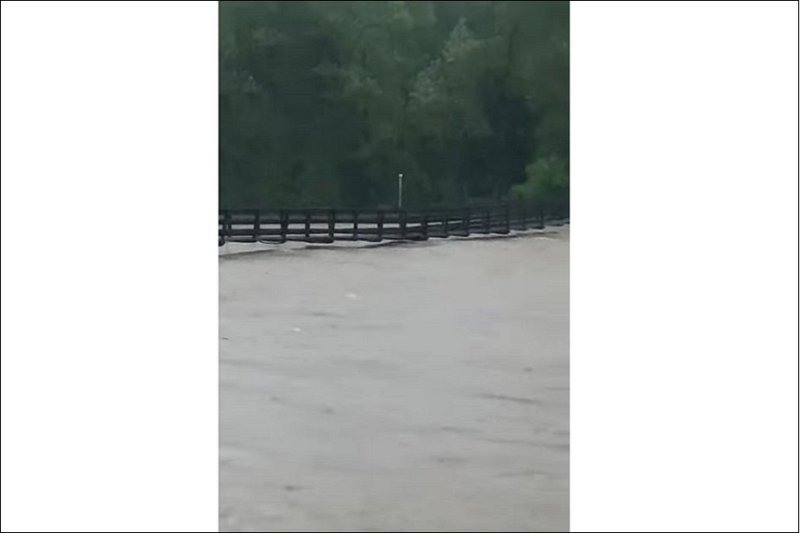 Вода в реке белая поднялась