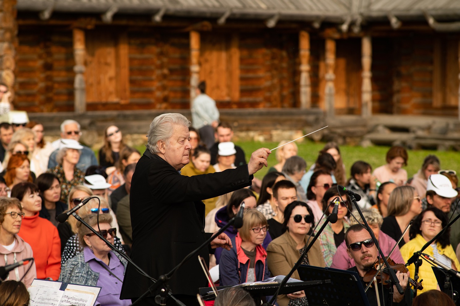 Концерт прошёл в сопровождении Губернаторского симфонического оркестра под управлением заслуженного деятеля искусств России Илмара Лапиньша.