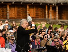 Концерт прошёл в сопровождении Губернаторского симфонического оркестра под управлением заслуженного деятеля искусств России Илмара Лапиньша.