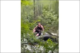 Мужчина на машине. Скриншот видео пресс-службы ГУ МЧС России по Иркутской области