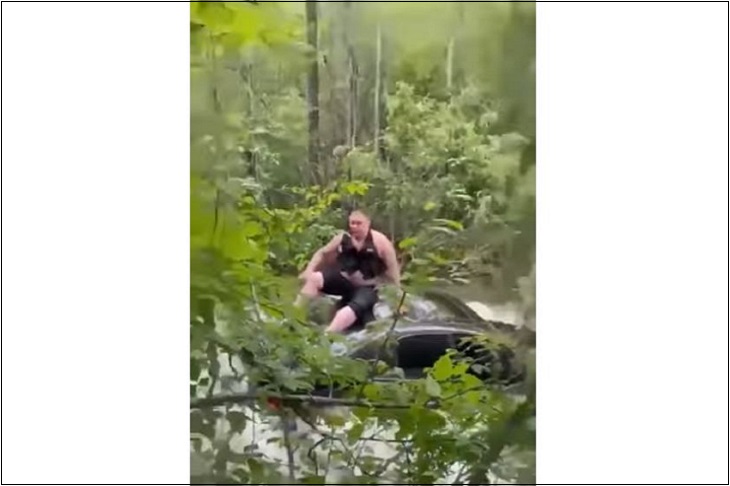 Мужчина на машине. Скриншот видео пресс-службы ГУ МЧС России по Иркутской области