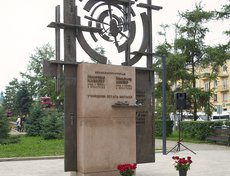 Памятник высотой пять метров представляет собой объемную архитектурно-художественную композицию, основа которой – изображение взлетающего вертолёта.