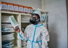 Врач в защитном костюме. Фото в IRK.ru