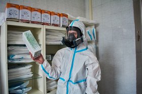 Врач в защитном костюме. Фото в IRK.ru