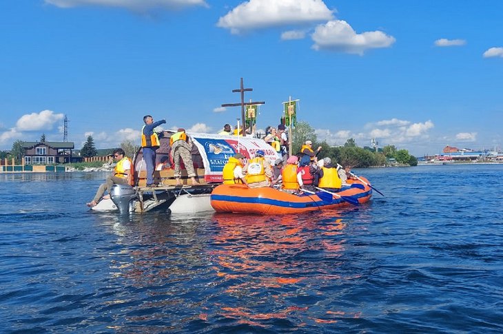 Крестный ход-сплав в 2022 году. Фото со страницы руководителя комиссии по культуре Иркутской епархии Павла Телегина «ВКонтакте»