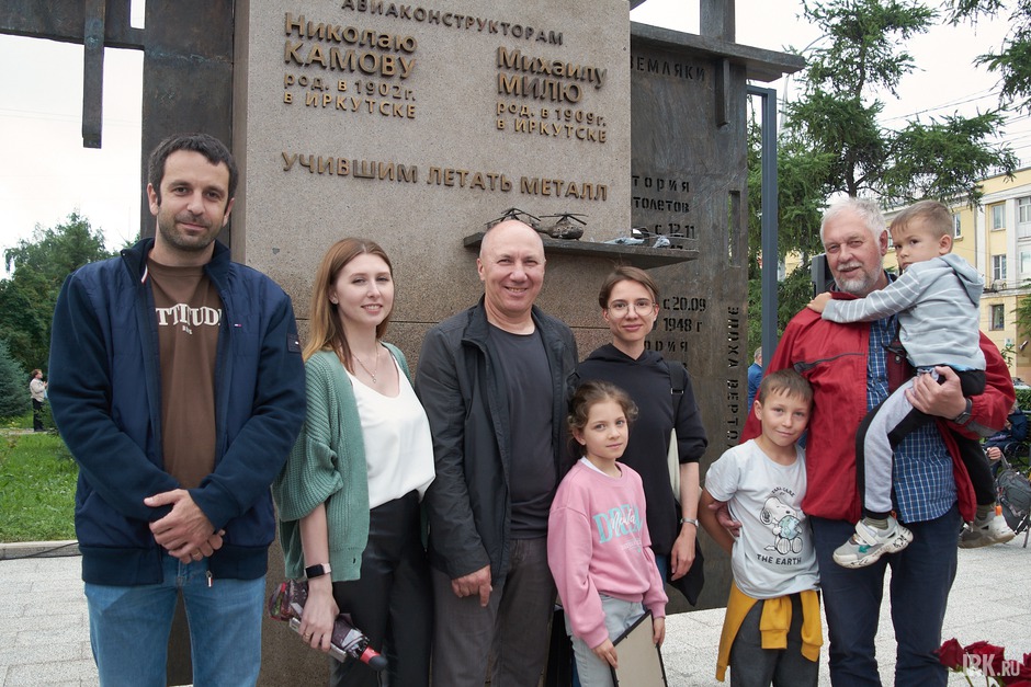 Архитектор Сергей Демков на открытии памятника с близкими и коллегами.